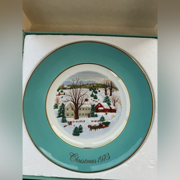 1973 "Christmas on the Farm" Avon Christmas 1st Edition Plate - Picture 5 of 6
